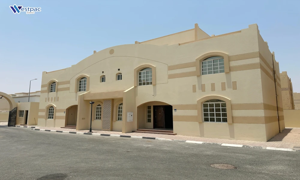 5 Bedrooms Villa For Rent - Image 5