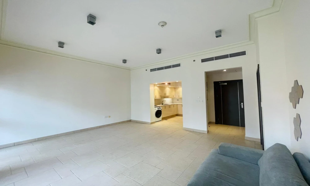 LARGE 1BHK APT IN QANAT QUARTIER | CITY VIEW - Image 5