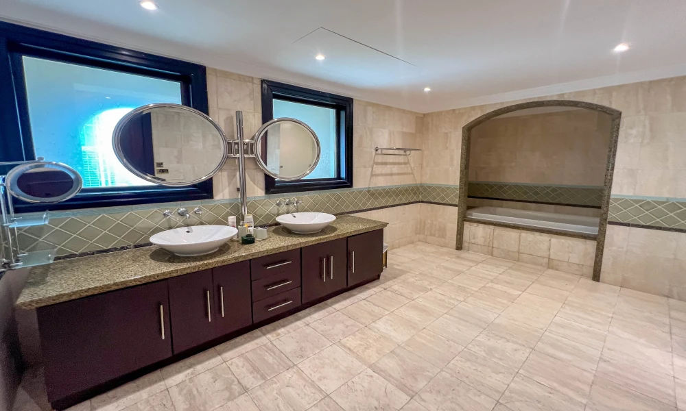 LUXURY PENTHOUSE W/ MAJLIS FOR SALE IN PEARL QATAR - Image 10