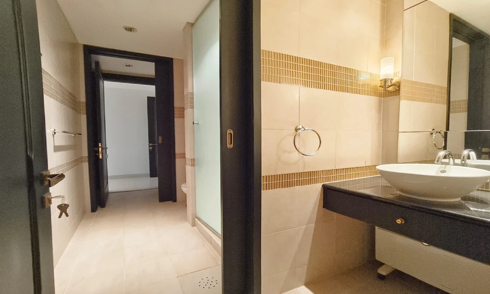 PRIME WATERFRONT APARTMENT | SPACIOUS LAYOUT - Image 8