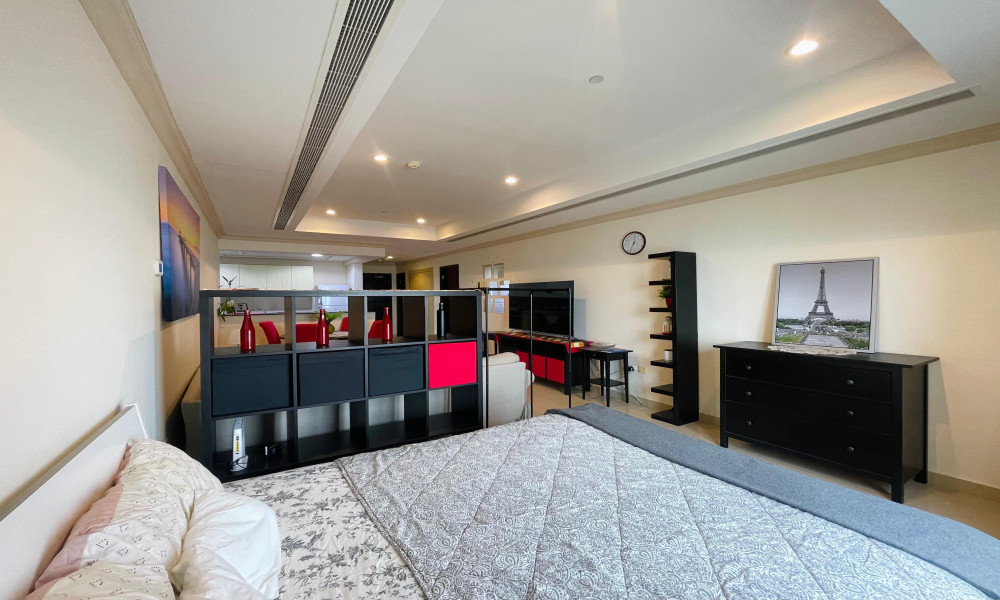 Studio Living in The Pearl Furnished for Rent - Image 9